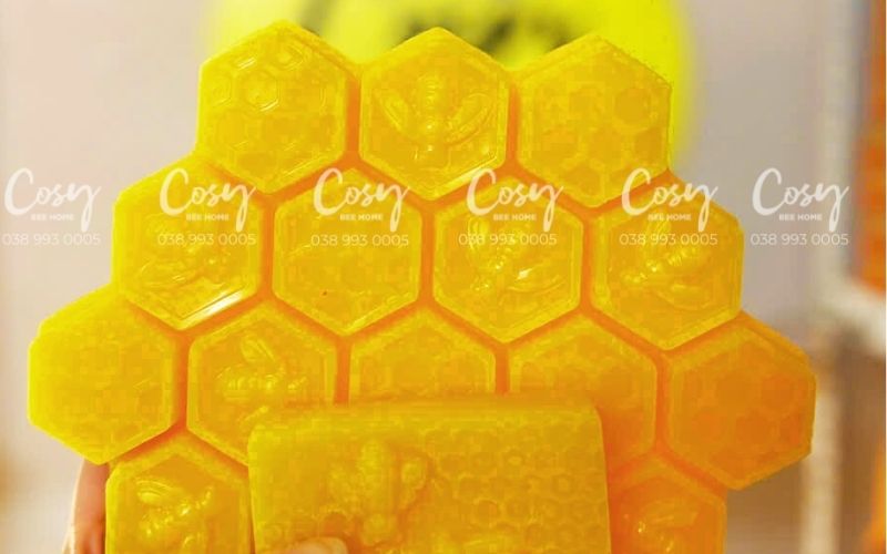 Bánh sáp ong hình lục giác, sản phẩm thiên nhiên an toàn cho ngành mỹ phẩm.