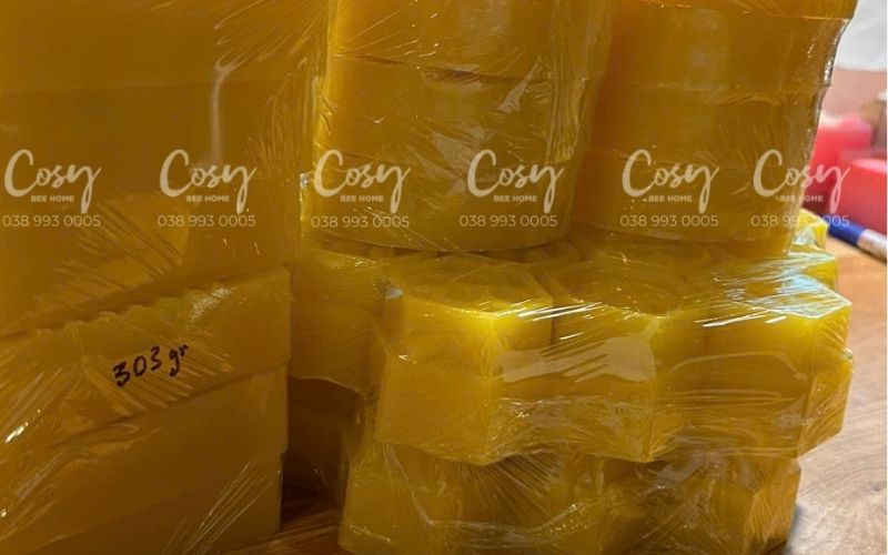 Hình ảnh bánh sáp ong lục giác, nguyên liệu quý để làm nến trang trí nội thất.