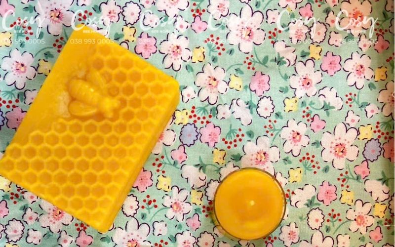 Sáp ong nguyên chất được đúc thành hình tổ ong và ong.