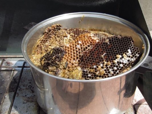 đun sáp với nước sôi để tổ ong tan chảy ra