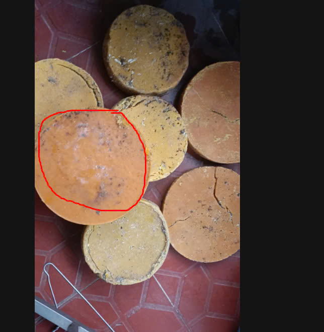 sáp ong được nấu ra từ tổ cũ hoặc để rất lâu rồi